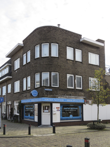 908775 Gezicht op het winkelhoekpand Pieter Nieuwlandstraat 5 te Utrecht, met links de Oudemansstraat.N.B. bouwjaar: ...